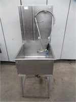 QUEST STAINLESS STEEL WELL SINK WITH SPRAY NOZZLE