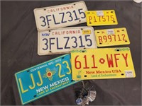 TRAY OF LICENSE PLATES AND KEY CHAINS