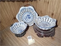 Blue & white ceramic/porcelain decorative bowls