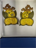 Metal owl wall hangins and brass bookends.