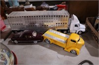 DIE CAST 1:24 TRUCKS AND CARS