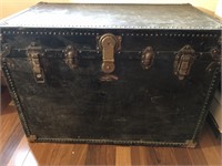 BEAUTIFUL VINTAGE TRUNK 25X36X22 INCHES. LEATHER