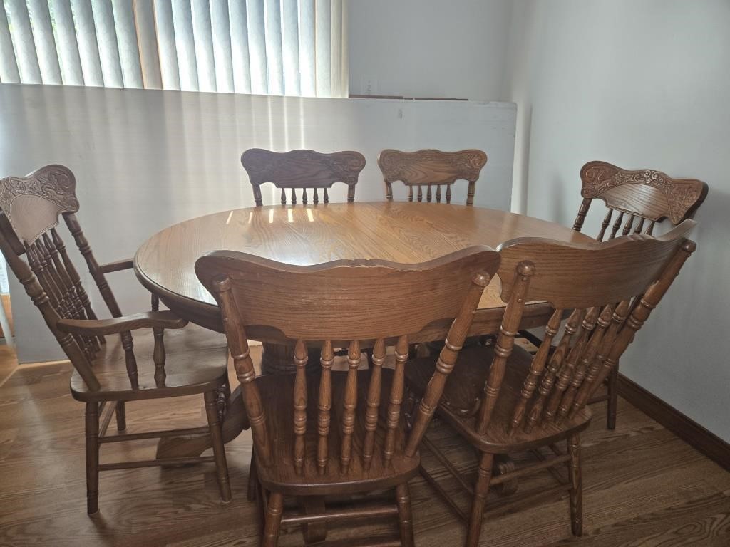 DINING ROOM TABLE W/ LEAF & 6 CHAIRS