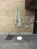 Patio umbrella w/white stand/base.