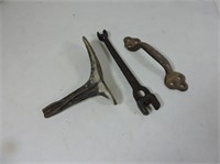 Cobblers stand, cast door handle & Bell wrench