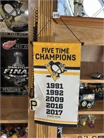 PENGUINS PENNANT FLAG & PLASTIC WALL DÉCOR