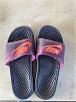 Nike size 7 slides