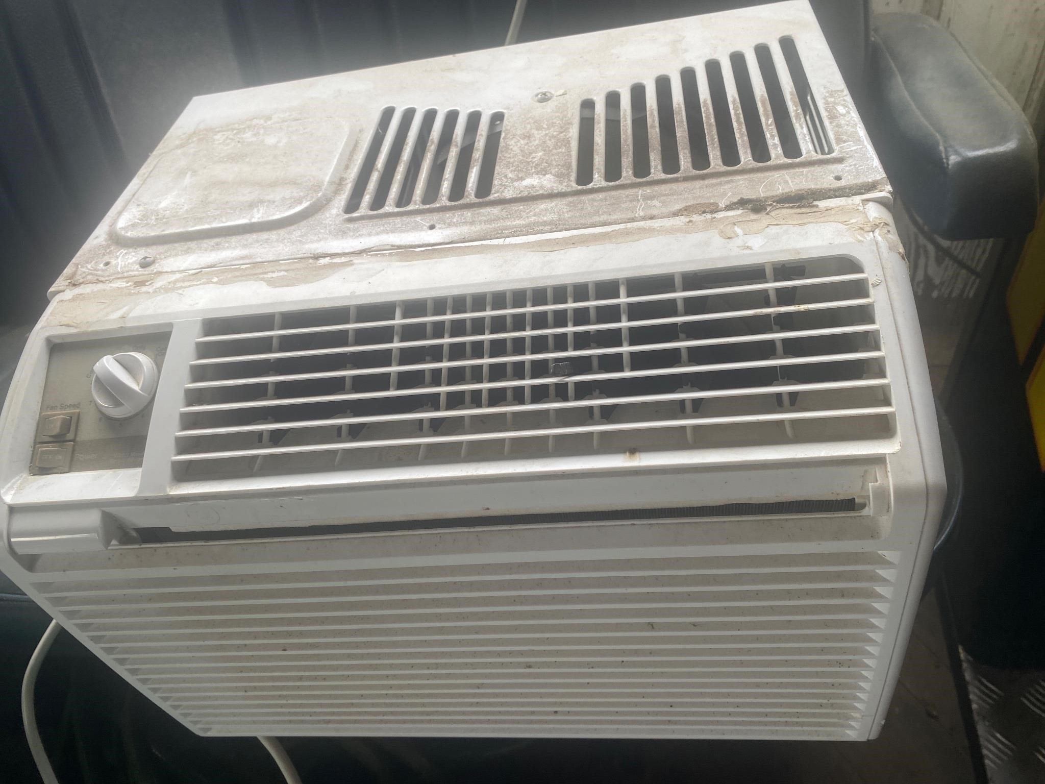 small LG room air condition working