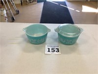 Amish butterprint 2 bowls 1 quart Each, 1 w/o Lid