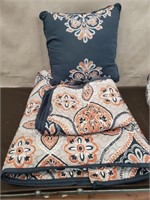 Pretty Bedspread w/ Shams & Accent Pillow.