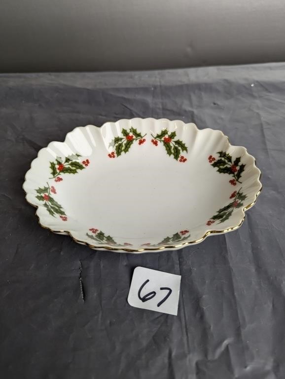 Kashima Christmas Holly- Oval Porcelain Dish