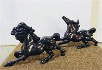 2 horse figures