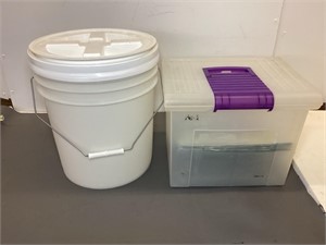 Bucket with screw on lid