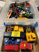 TOTE & FLAT FULL OF LOOSE DIECAST CARS OF ALL