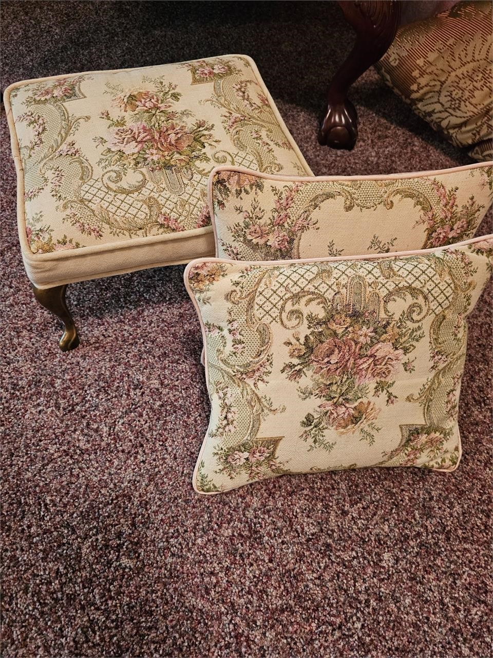 Vintage small Footstool w/accessory throw pillows