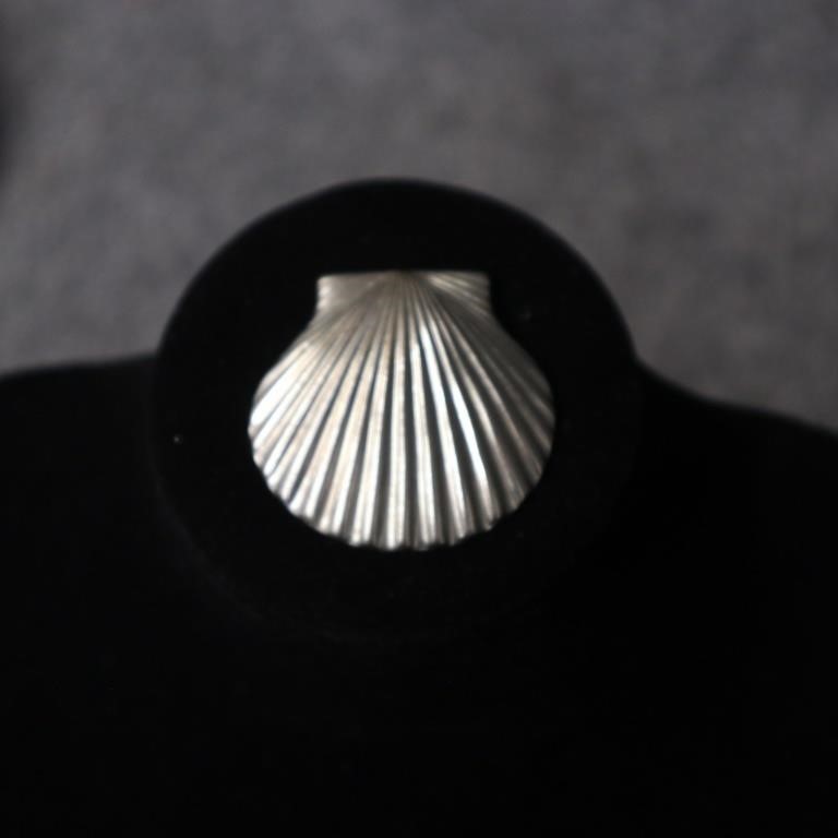 Shell Dress Clip