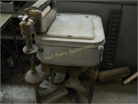 Antique Maytag Wringer Washing Machine,