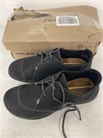 (WITH SIGN OF USAGE) - SIZE 8 CLARKS WOMENS SHOES