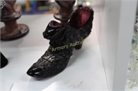 AMETHYST GLASS CAT IN SHOE DECORATION