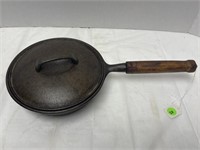 8" CAST IRON SKILLET WITH WOOD HANDLE - TAIWAN