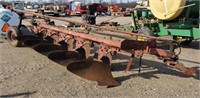 International harvester 510 5 bottom plow