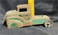 Vintage truck missing wheels and one axl