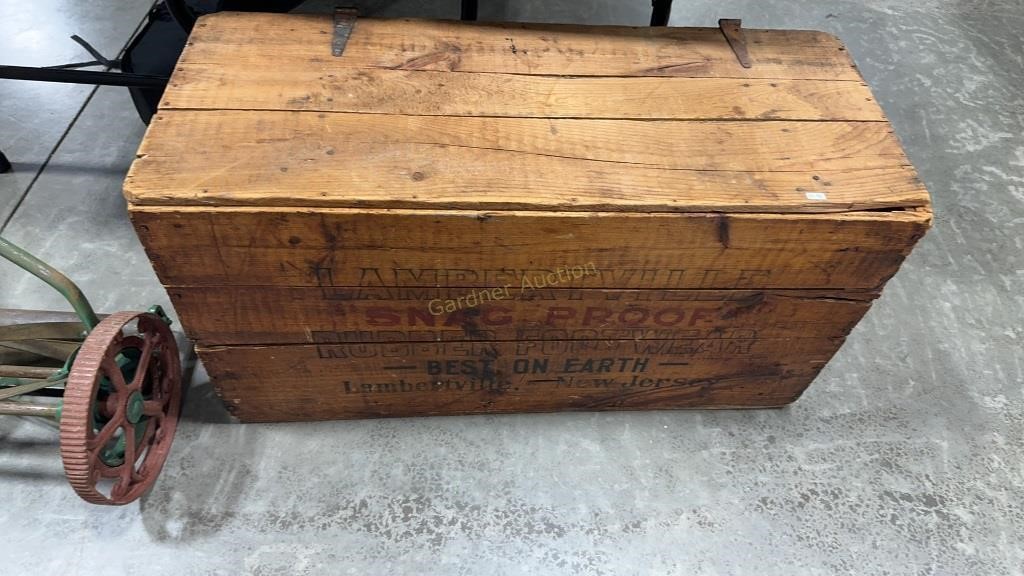 VINTAGE RUBBER FOOTWARE WOOD SHIPPING CRATE