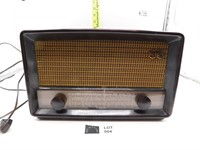 ANTIQUE RCA VICTOR RADIO, WORKING, CRACKED CABINET