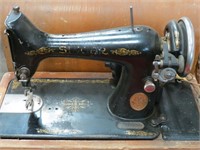Vintage SINGER Sewing Machine with Wood Case