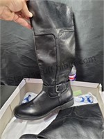 Womans 7.5 Black Boot