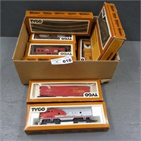Tyco Santa Fe Engine & Train Cars