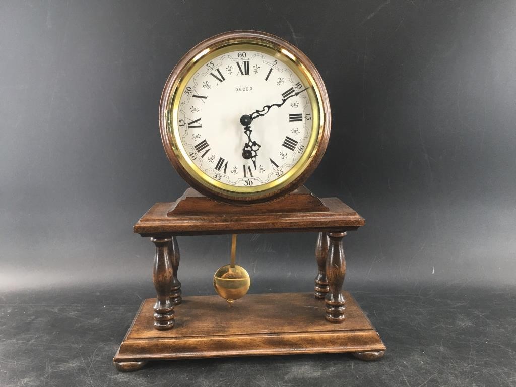 Winding clock, no jewels, set in nice wood body, p