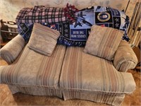 5 FOOT UPHOLSTERED LOVESEAT W/MATCHING THROW