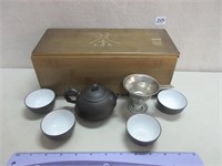 BEAUTIFUL CHINESE TEA SET IN CRAFTED CASE