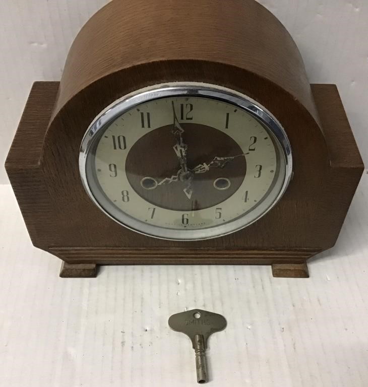 ENGLAND HEAVY WOOD MANTLE CLOCK WITH KEY