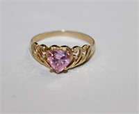 10kt yellow gold Ring with heart shaped prong