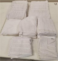 11 - LOT OF BATH TOWELS (D211)