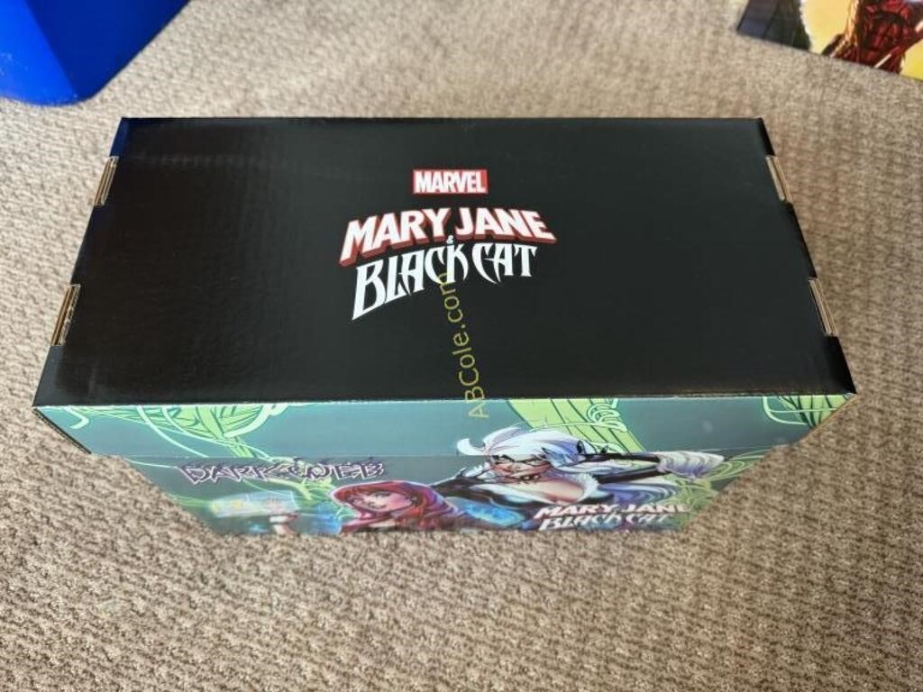 Marvel box filled with comic books (50+) "Mary