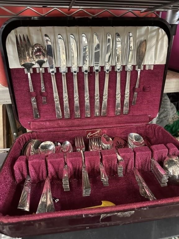 VINTAGE COMMUNITY FLATWARE SET IN BOX NOTE