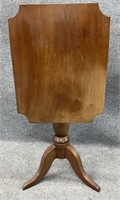 Antique Federal Style Tilt Top Table