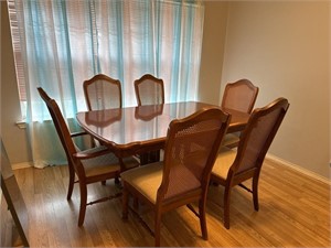 Very nice dinning table with 6 chairs and leaf.