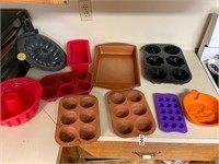 10 metal and plastic pans and molds
