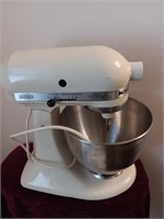 Kitchen aid mixer with bowl. No beaters works.