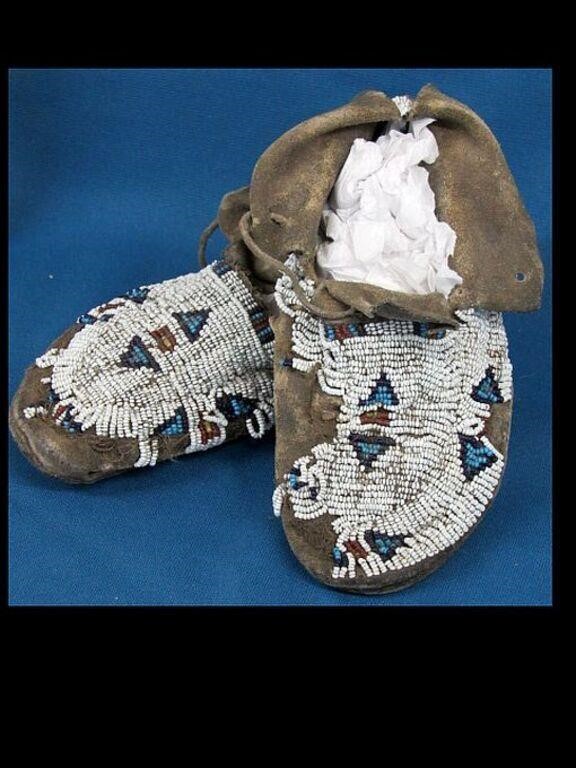 ANTIQUE CHILD'S BEADED SIOUX MOSSASINS