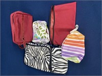 Cosmetic pouches and hanging Makeup bag, has a