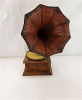 VINTAGE GRAMOPHONE WITH WINDER & EXTRA PINS