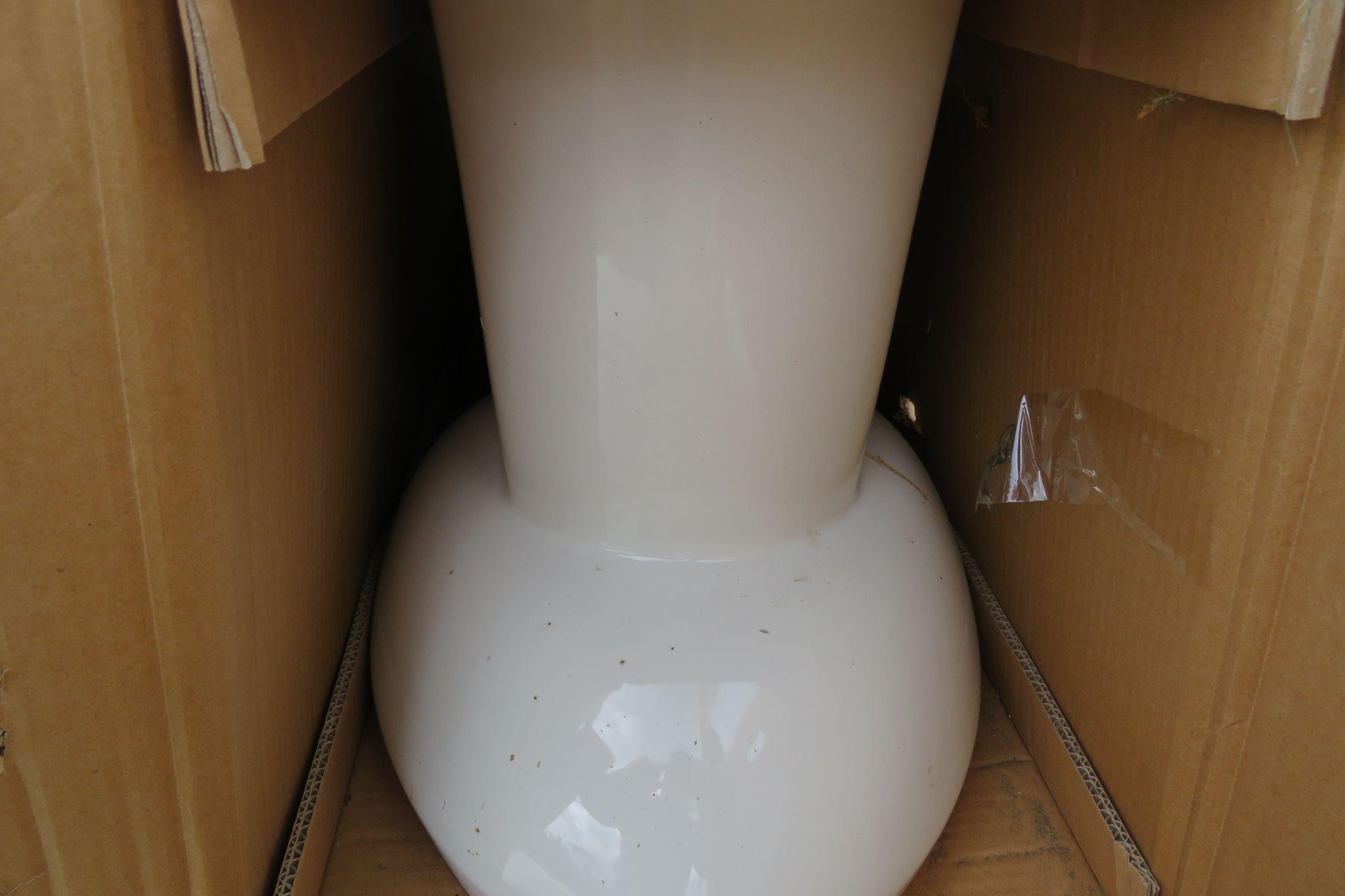 AMERICAN STANDARD TOILET BOWL / LOOKS LIKE UNUSED