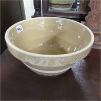 R.R.P. CO. MIXING BOWL  9" - HAS A CHIP