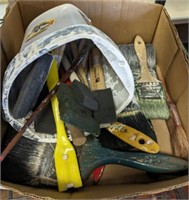 TRAY OF PAINT BRUSHES