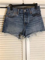 LEVI'S DENIM SHORTS SIZE 28